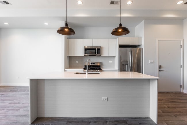 2250 W Lawrence Ave, Unit 402