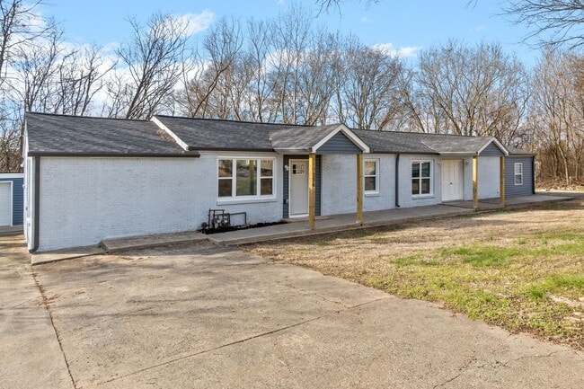 136 W Rossview Rd in Clarksville, TN - Building Photo - Building Photo