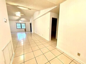 9133 NW 48th St in Sunrise, FL - Building Photo - Building Photo