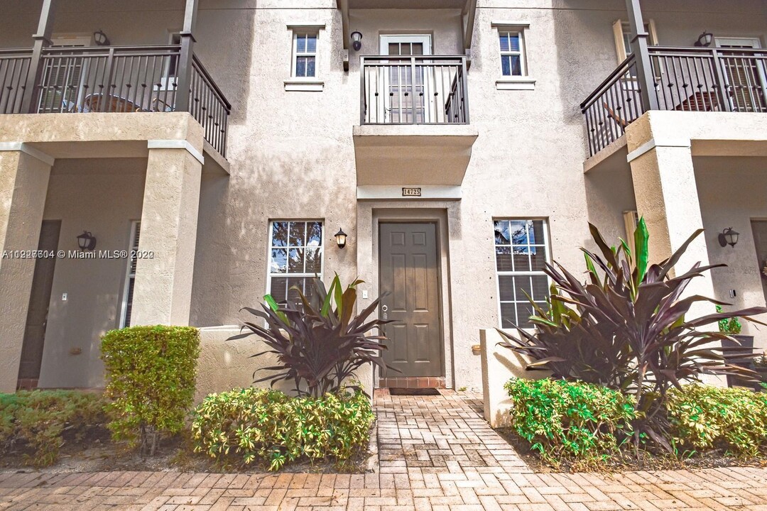 14725 SW 5th St in Pembroke Pines, FL - Building Photo