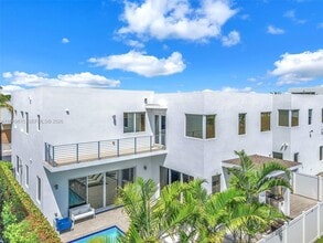 7457 NW 101 Ave in Doral, FL - Building Photo - Building Photo