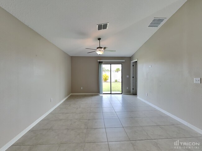 5206 White Chicory Dr in Ruskin, FL - Foto de edificio - Building Photo