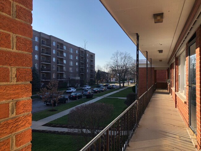 1348 Brown St in Des Plaines, IL - Building Photo - Building Photo