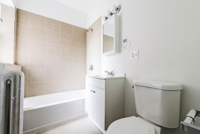 7752 S Cornell Ave Chicago, IL 60649 in Chicago, IL - Foto de edificio - Building Photo