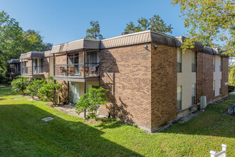 Country Village Apartments in Gainesville, FL - Foto de edificio - Building Photo