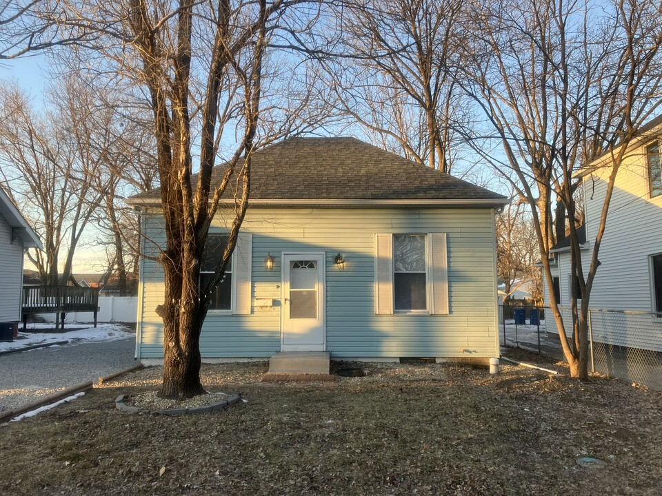 415 E Schwarz St in Edwardsville, IL - Building Photo