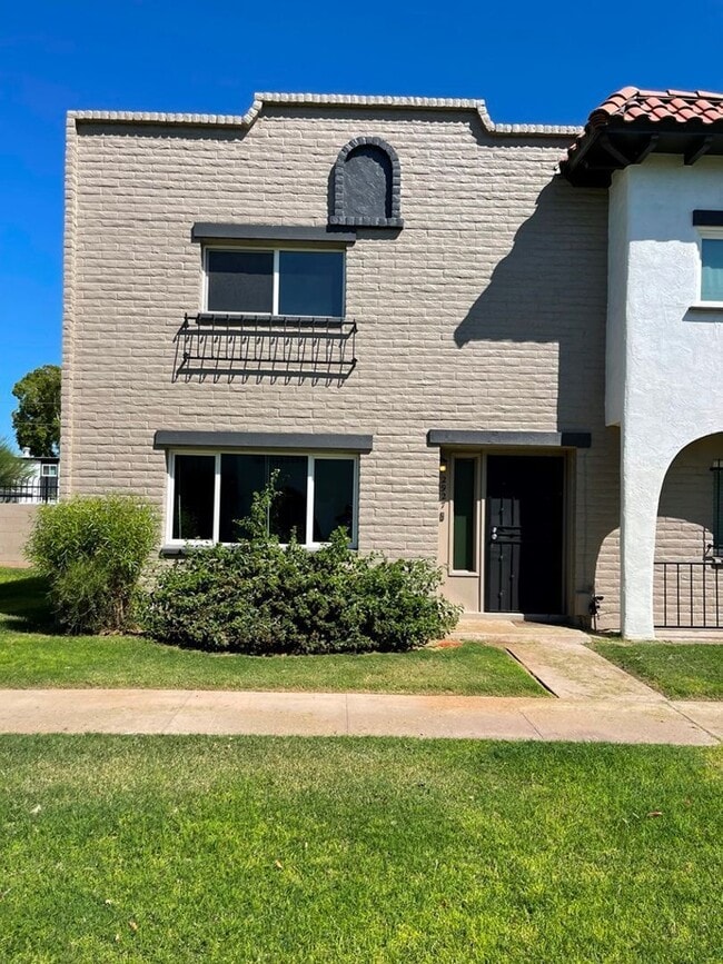 property at 2927 E Fairmount Ave