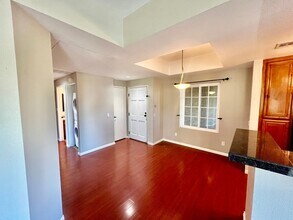 2250 Camino De La Reina in San Diego, CA - Building Photo - Building Photo