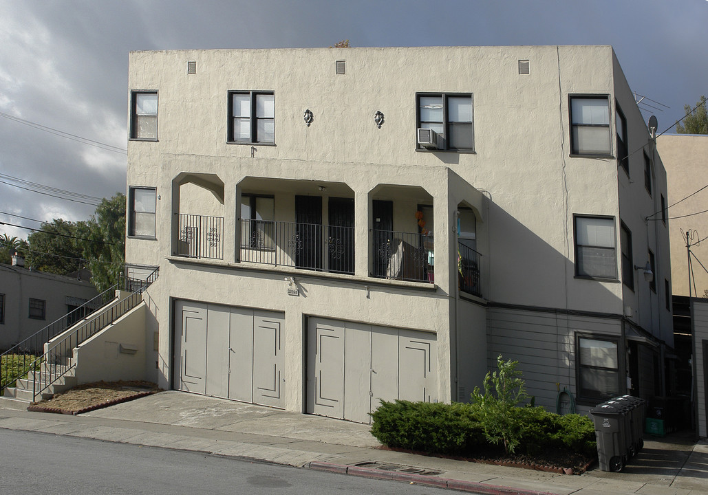 992 Warren St in Hayward, CA - Foto de edificio