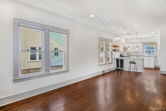 565 W Saratoga St in Ferndale, MI - Foto de edificio - Building Photo