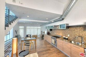 4151 Redwood Ave in Los Angeles, CA - Building Photo - Building Photo