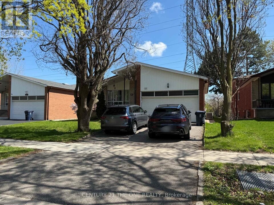 101 Charlton Blvd in Toronto, ON - Building Photo