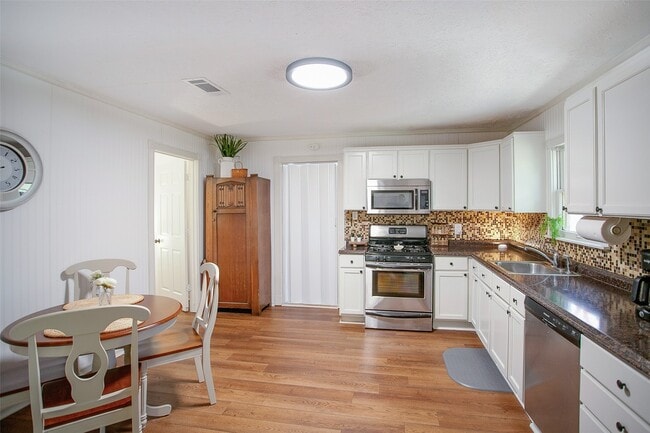 212 E Yell St in Livingston, TX - Building Photo - Building Photo