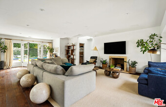 9155 Warbler Pl in Los Angeles, CA - Building Photo - Building Photo