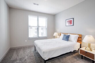 121 E Freedom Way in Cincinnati, OH - Foto de edificio - Building Photo