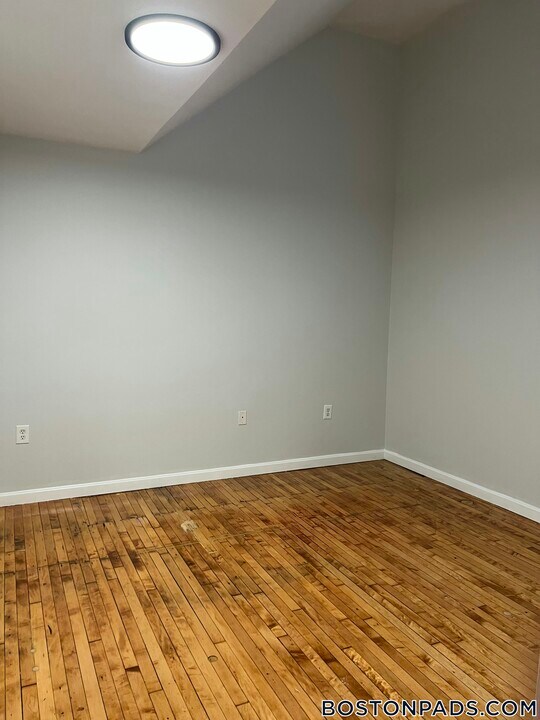 150 N Main St in Fall River, MA - Building Photo