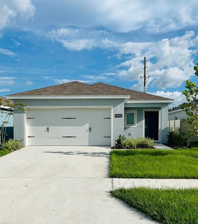 35192 Arya Way in Zephyrhills, FL - Foto de edificio