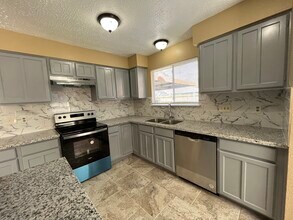 13327 Myrna Ln in Houston, TX - Foto de edificio - Building Photo