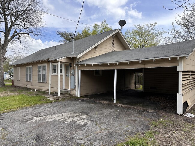 2501 Monroe St in Commerce, TX - Building Photo - Building Photo