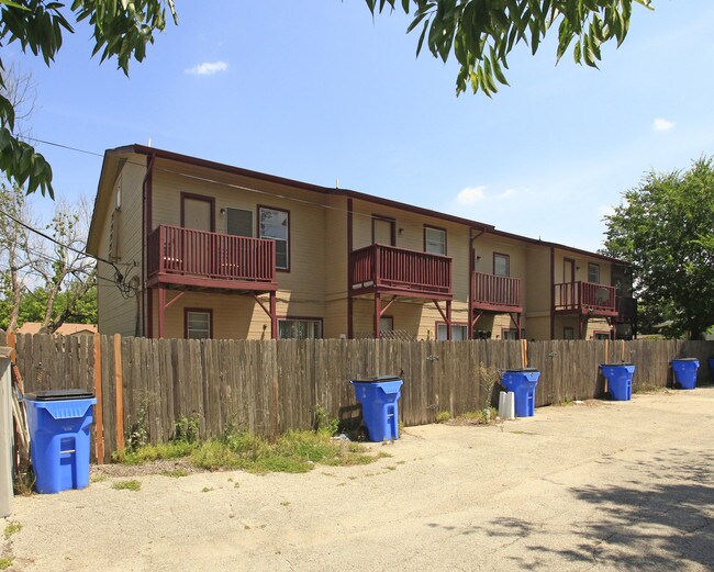 202 N 2nd St in Pflugerville, TX - Foto de edificio - Building Photo
