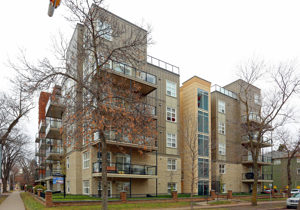 Campus Court in Edmonton, AB - Building Photo