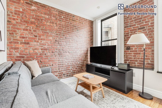 221 Mott St in New York, NY - Foto de edificio - Building Photo