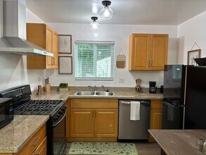 329 E Mendocino Ave in Stockton, CA - Foto de edificio - Building Photo