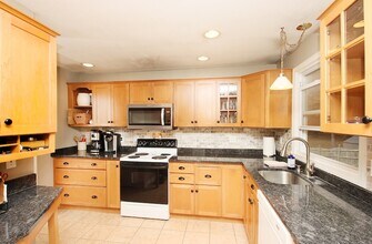 104 Country Club Rd in Cheshire, CT - Building Photo - Building Photo