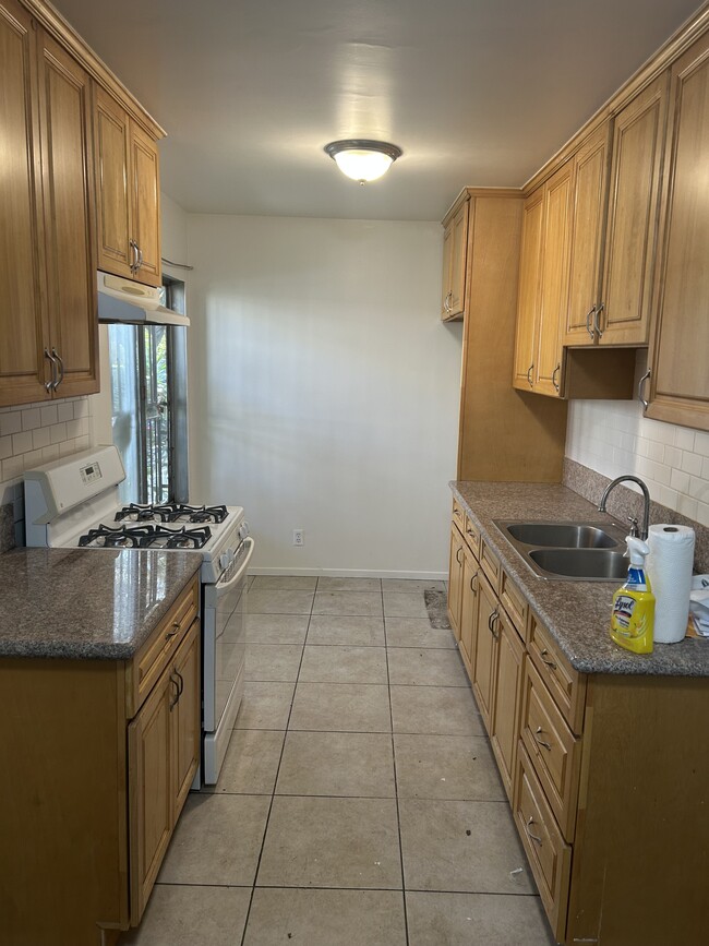 123 S St Andrews Pl, Unit 1 in Los Angeles, CA - Building Photo - Building Photo