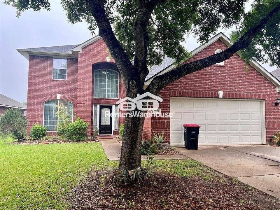 5707 Windy Knoll Ln in Rosharon, TX - Building Photo
