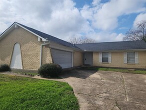 7330 Carvel Cir in Houston, TX - Building Photo - Building Photo