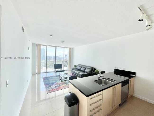 79 SW 12th St, Unit 2402-S in Miami, FL - Building Photo - Building Photo