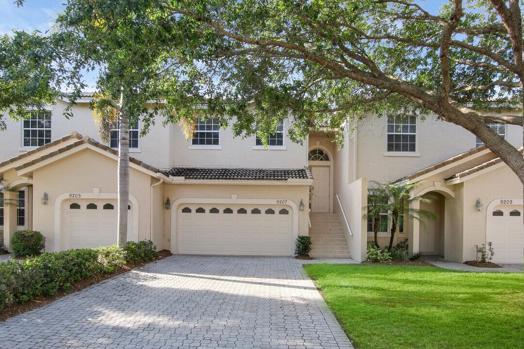 9207 Wentworth Ln in Port St. Lucie, FL - Building Photo