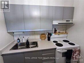 250 Brittany Dr in Ottawa, ON - Building Photo - Building Photo
