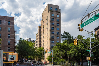 180 W Houston St in New York, NY - Building Photo - Building Photo