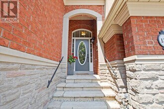 135 Tawny Crescent in Oakville, ON - Building Photo - Building Photo