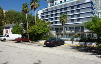 725 NE 24th St in Miami, FL - Building Photo