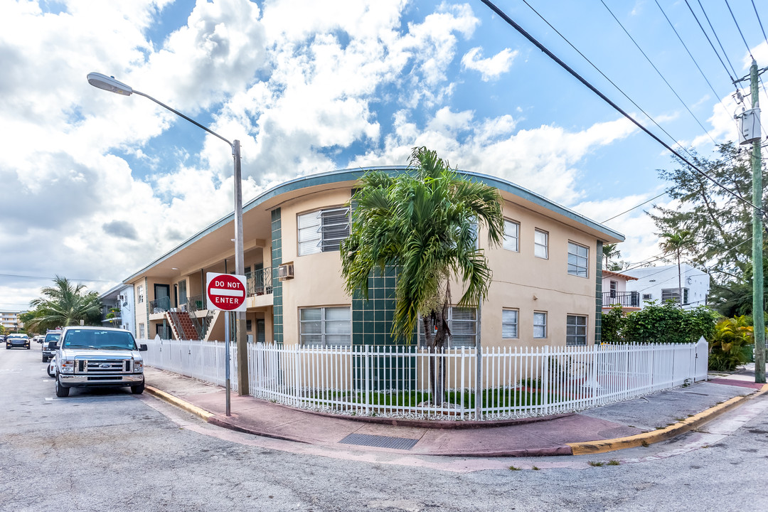 Affordable Beach Rentals in Miami Beach, FL - Building Photo