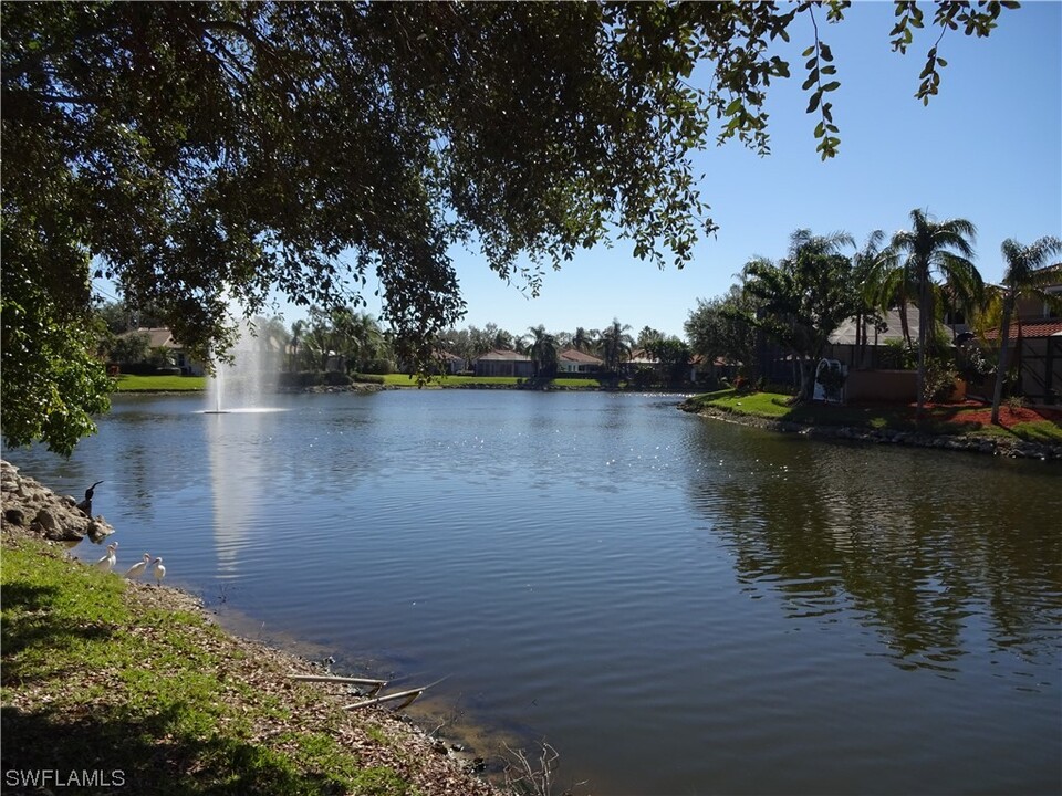 1061 Fountain Run in Naples, FL - Foto de edificio