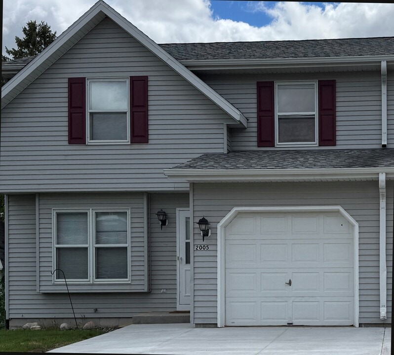 2005 Miller St in West Bend, WI - Building Photo