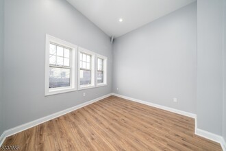 620 Valley Rd in Montclair, NJ - Foto de edificio - Building Photo