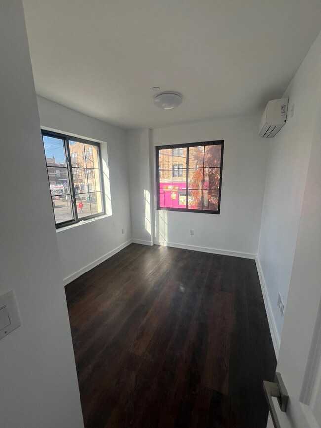 707 Hendrix St in Brooklyn, NY - Building Photo - Interior Photo