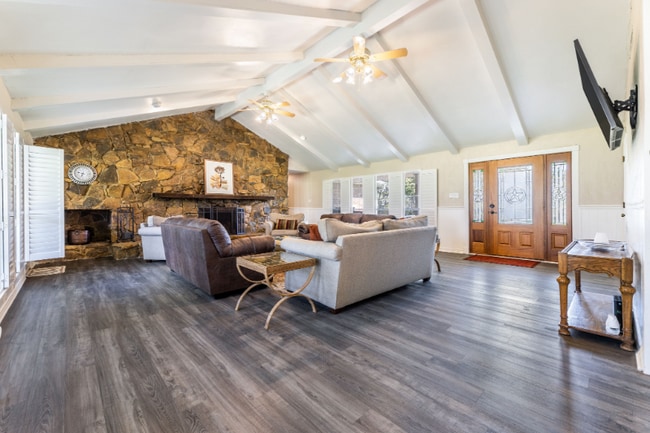 property at 607 N Duncanville Rd