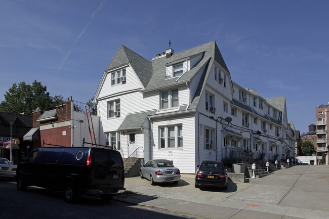 8165 Lefferts Blvd in Kew Gardens, NY - Building Photo - Building Photo