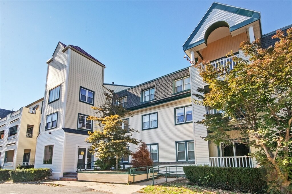 38 Carter St, Unit 208 in Everett, MA - Building Photo