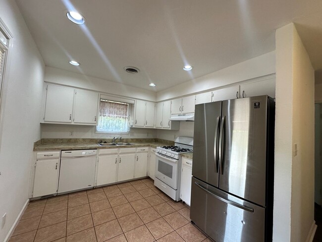 330 E Wilson Ave in Pilot Point, TX - Building Photo - Building Photo