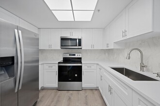 500 Crestwood Ct N in Royal Palm Beach, FL - Building Photo - Building Photo