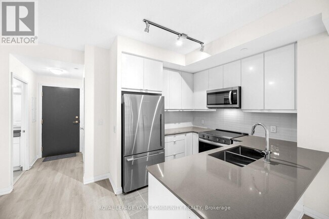 3270 Sheppard Ave E in Toronto, ON - Building Photo - Building Photo