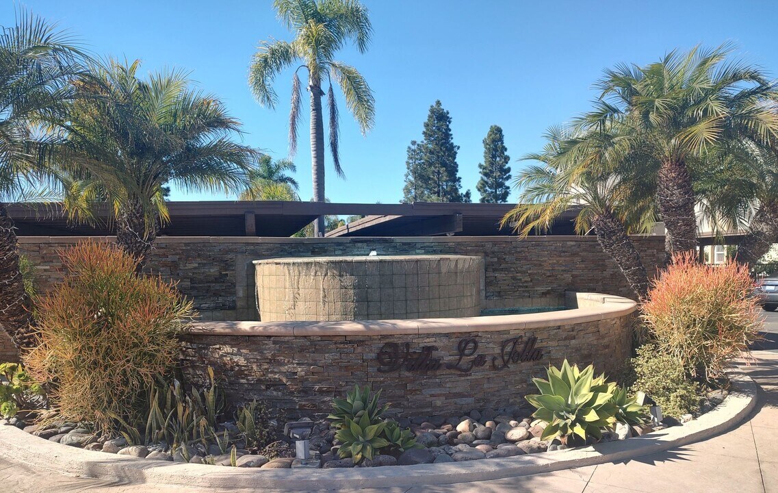 8680 Via Mallorca F Via in La Jolla, CA - Building Photo