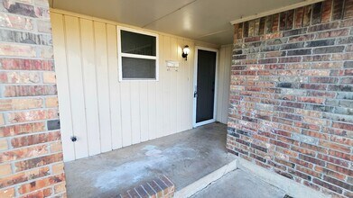 132 SW 11th St in Moore, OK - Building Photo - Building Photo